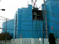 建設中のシートと点滅灯